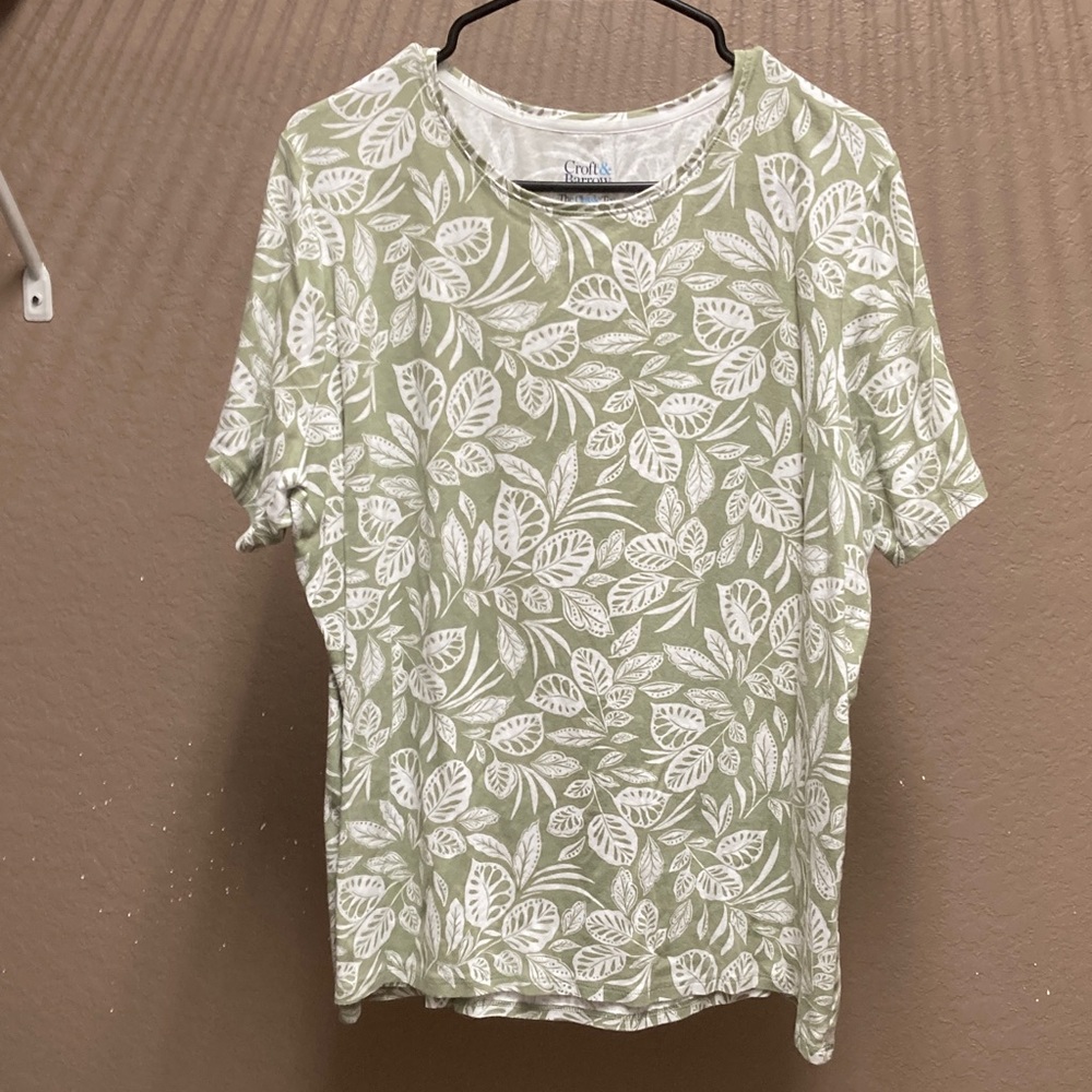 Croft & Barrow Sage and White Leaf Pattern Tee
